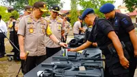 Kapolda Riau Irjen Agung Setya mengecek kelengkapan alat pengendalian massa sebagai persiapan pelantikan presiden 2019. (Liputan6.com/M Syukur)