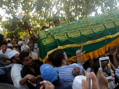 Umat Muslim membawa peti jenazah Ko Ni untuk dimakamkan di Yangon, Myanmar (30/1). Ko Ni tewas ditembak di halaman parkir di bandara internasional Yangon, Myanmar, pada 29 Januari 2017 kemarin. (AP Photo / Thein Zaw)