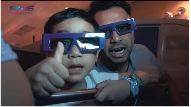 Keduanya juga menjajal wahana yang mengharuskan pakai kacamata 3 dimensi. Raffi dan Rafathar terlihat kompak