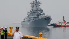 Kapal penjelajah rudal milik AL Rusia, Varyag berlabuh di Pelabuhan Manila Selatan, Filipina (20/4). Dua kapal perang Varyag dan kapal bahan bakar Pechenge dikirim Rusia sebagai dari kegiatan latihan militer bersama Filipina. (AP Photo/Bullit Marquez)