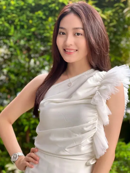 Menggunakan dress bermodel one shoulder, Natasha Wilona pun terlihat begitu anggun. Wanita 23 tahun ini juga memilih menggunakan jam tangan serta kalung putih dengan model sederhana. (Liputan6.com/IG/@natashawilona12)