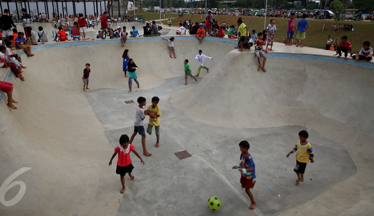 Sejumlah anak bermain di area skate board di Kalijodo, Jakarta, Rabu (4/1). Mengisi hari libur Kalijodo dipenuhi ratusan warga, Anak - anak, orang tua, remaja bermain memeras tenaga untuk memuaskan adrenalin mereka. (Liputan6.com/Johan Tallo)