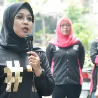 Calon Wakil Gubernur DKI Sylviana Murni saat memaparkan program-programnya kepada warga Jalan Famili, Jagakarsa, Jakarta Selatan, Kamis (5/1). Dalam kunjungannya tersebut, Sylviana berdialog dan mendengarkan keluhan warga. (Liputan6.com/Yoppy Renato)