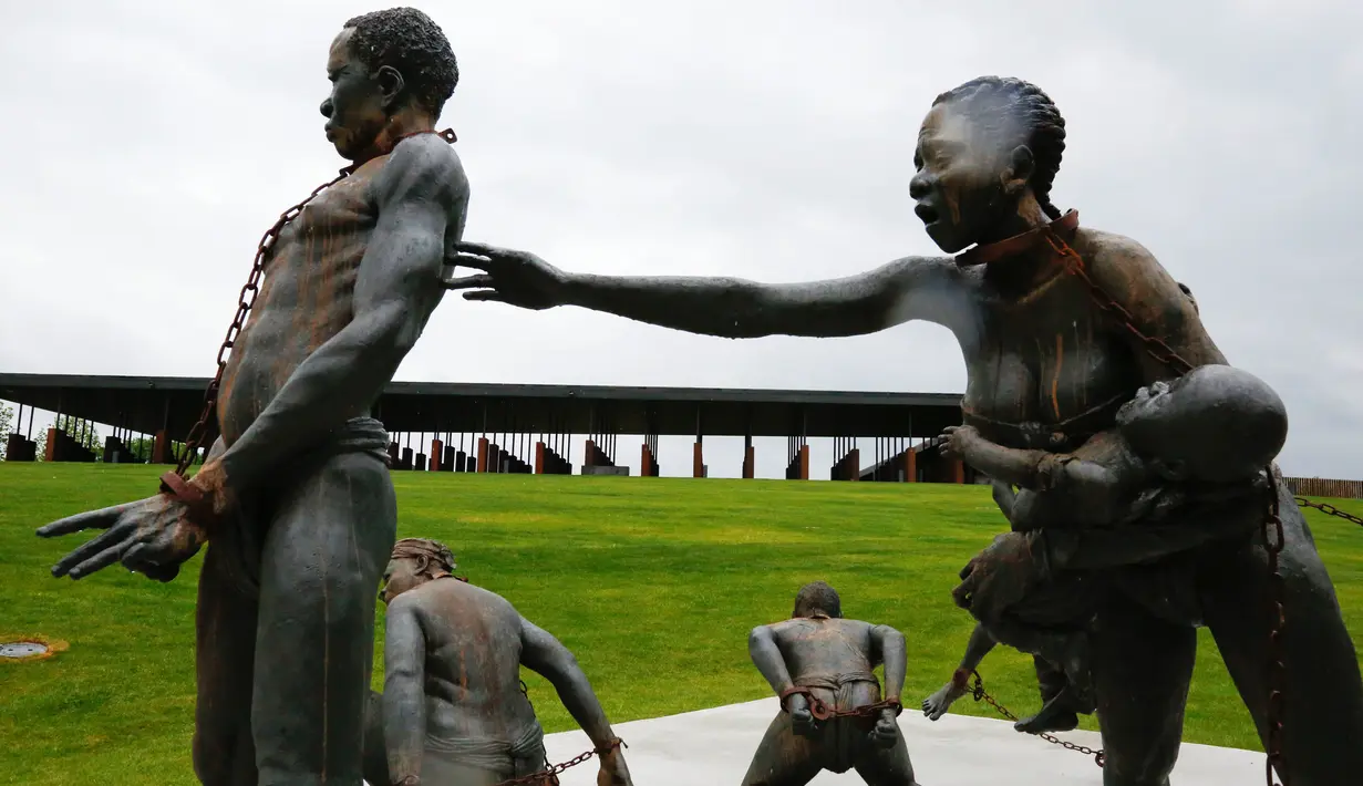 Sebuah patung yang menggambarkan orang-orang korban perbudakan dirantai di National Memorial for Peace and Justice, Montgomery, AS (22/4). (AP Photo / Brynn Anderson)