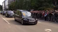 Mobil Jaguar mengantar peti Ratu Elizabeth II ke Windsor Castle. Dok: YouTube/The Royal Family Channel
