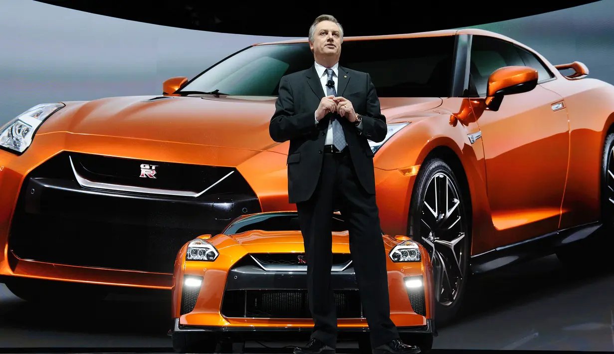 Wakil presiden eksekutif pemasaran global Nissan, Daniele Schillaci saat memperkenalkan Nissan GT-R 2017  dalam New York International Auto Show 2016 di Manhattan, New York, Rabu (23/3). (Bryan Thomas/GETTY IMAGESNORTH AMERICA/AFP)