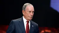 Dan, peringkat ke 10 pada ranking orang terkaya dunia pada 2017 diisi oleh pendiri Bloomberg LP, yaitu Michael Bloomberg. aset kekayaan pria 75 tahun ini sebesar 42,5 miliar dolar atau sekitar 552,5 triliun rupiah. (ERIC PIERMONT / AFP)