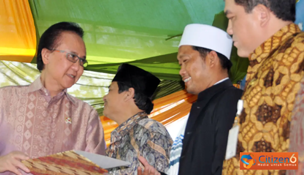 Citizen6, Cianjur: KKP juga memberikan bantuan yang
meliputi empat paket model untuk empat Pondok Pesantren senilai 300 juta dan enam paket buku hasil penelitian dan Al-Quran/Hadits. (Pengirim: Efrimal Bahri)