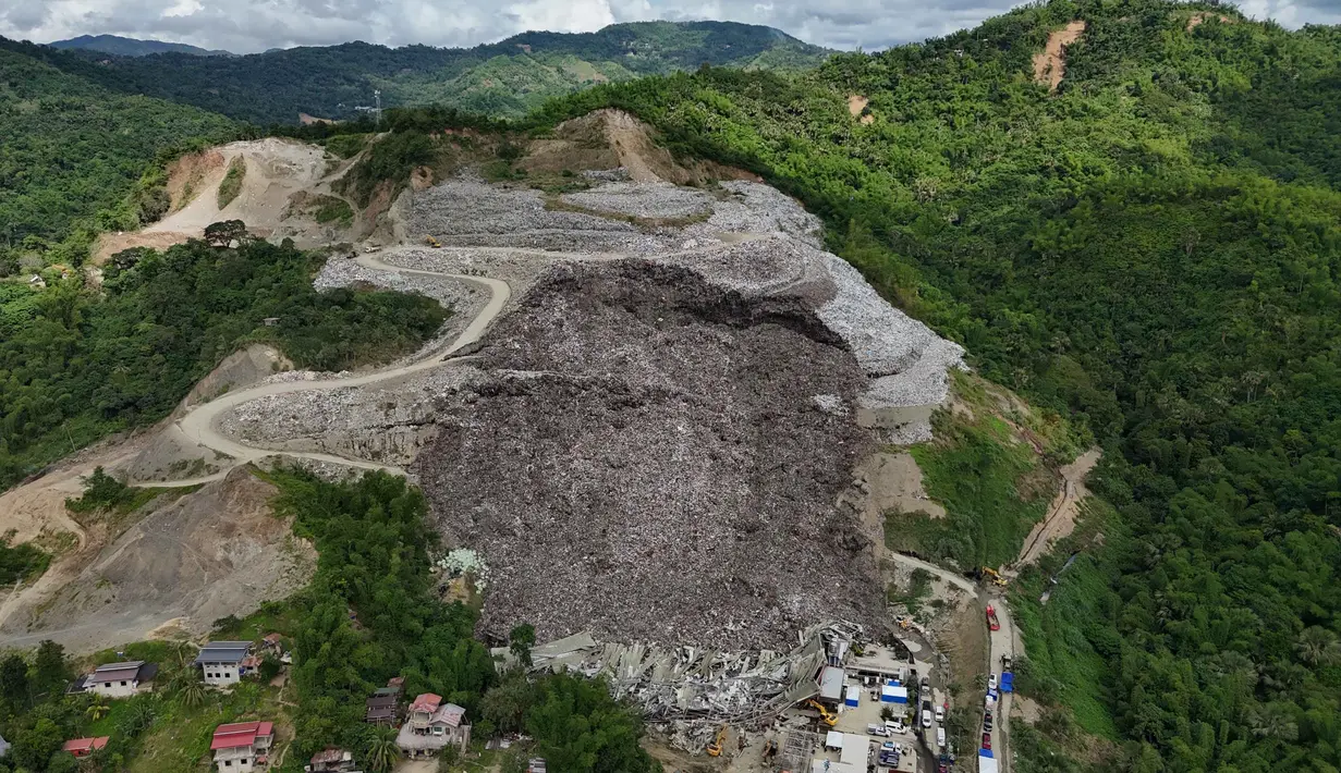 Upaya pencarian dan penyelamatan melibatkan tim gabungan dari kepolisian, pemadam kebakaran, dan militer. Tampak dalam foto, tumpukan sampah besar yang runtuh pada Kamis 8 Januari 2026 sore di fasilitas pemilahan sampah di Binaliw, kota Cebu, Filipina tengah, terlihat pada Sabtu, 10 Januari 2026. (AP Photo/Jacqueline Hernandez)