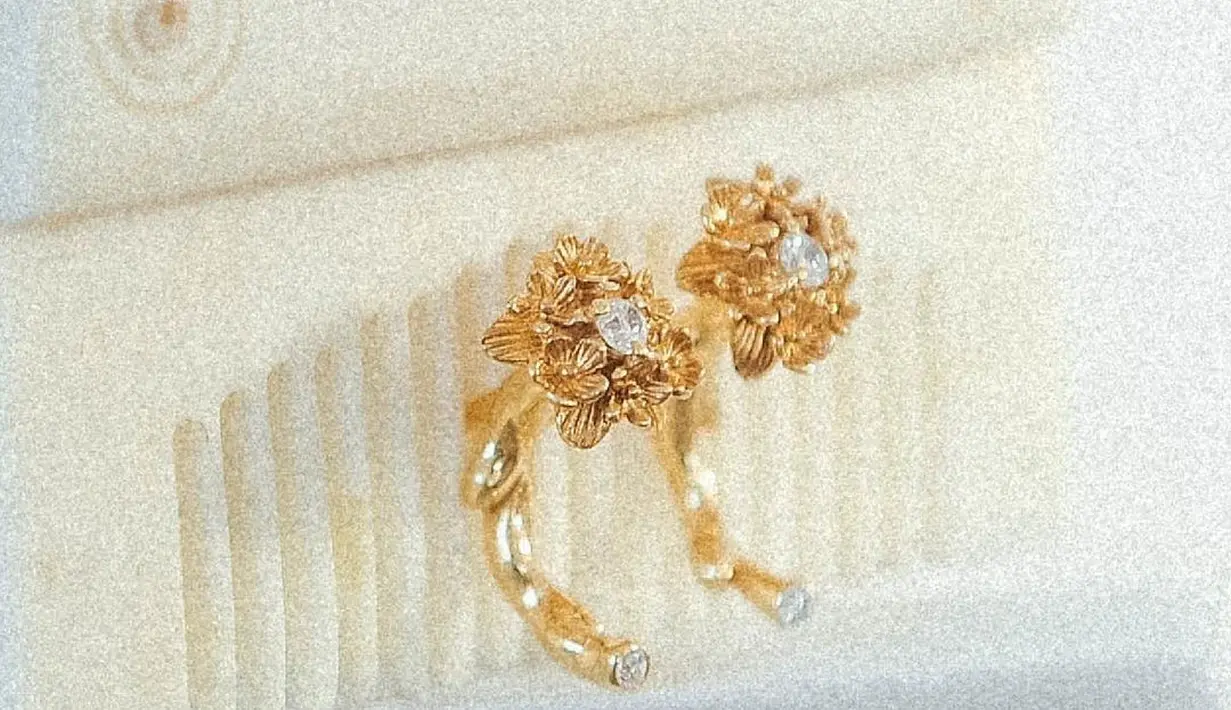 Proses pengerjaannya menggunakan gergajian, ditatah, dan dibentuk, dirangkai dengan patri. Setiap item membutuhkan kurang lebih 2 minggu pengerjaan, tidak heran jika koleksi dihadirkan dengan sangat terbatas. Foto: Instagram.