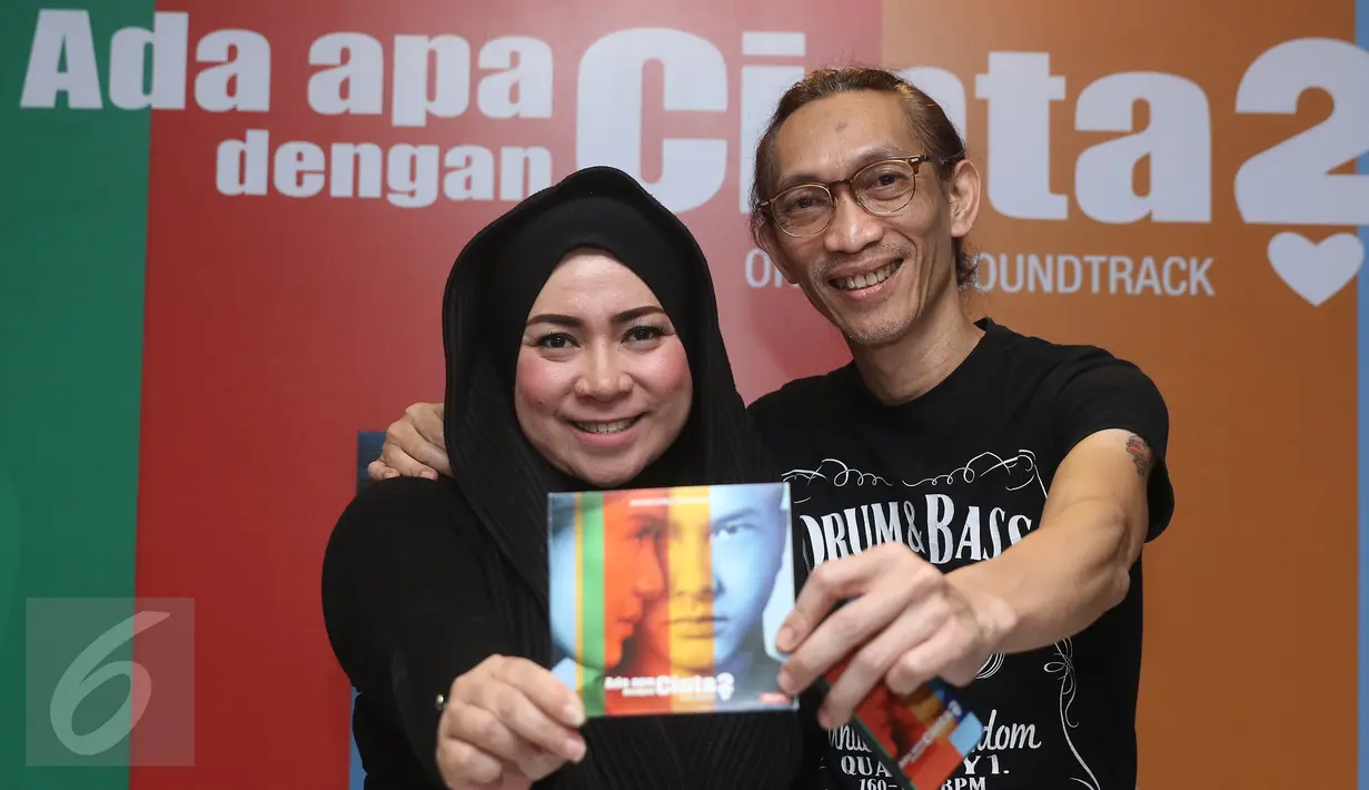 Pasangan musisi Melly Goeslaw dan Anto Hoed berpose bersama album baru 'soundtrack' film "Ada Apa Dengan Cinta 2" pada peluncuran album tersebut di Jakarta, Rabu (20/4). Album tersebut berisi delapan lagu. (Liputan6.com/Herman Zakharia)
