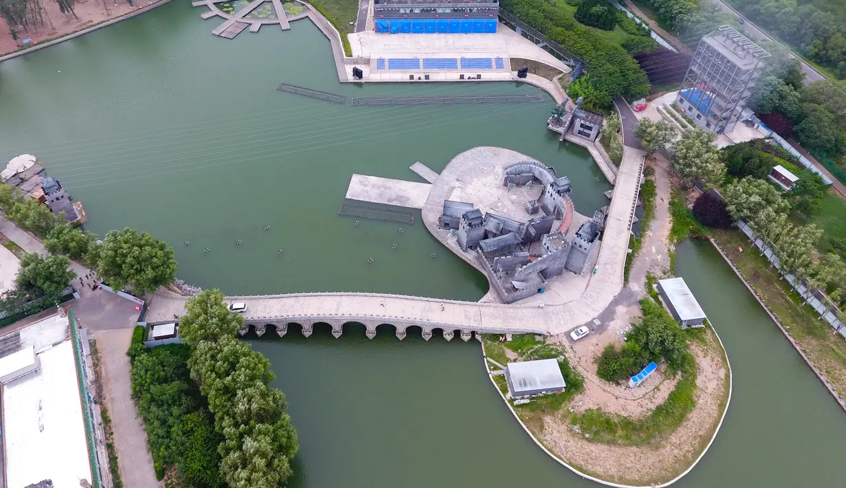 Foto udara menunjukkan panggung pertunjukan di situs bersejarah Dijicheng, Yangcheng, Shanxi, China, Selasa (7/7/2020). Dibangun dan dikembangkan pada era Dinasti Ming dan Qing, kota kuno Guoyu dan situs bersejarah Dijicheng adalah kompleks benteng kuno yang khas di China utara. (Xinhua/Chai Ting)
