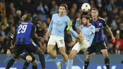 Gelandang Manchester City Bernardo Silva (tengah) mengontrol bola dalam matchday ketiga Grup G Liga Champions 2022/2023 saat menjamu FC Copenhagen di Etihad Stadium, Kamis (6/10/2022) dini hari WIB. Erling Haaland mencetak dua gol, ditambah Mahrez dan Avarez, sementara satu gol lainnya hasil bunuh diri pemain Copenhagen, Khocolava. (AP Photo/Dave Thompson)