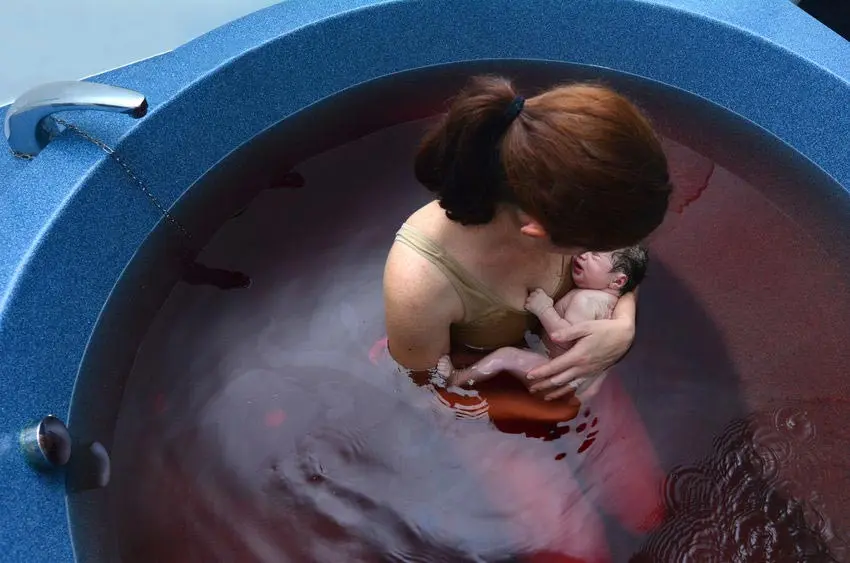Water Birth Mungkin Bikin Lahiranmu Gampang. (Sumber foto: liputan6.com)