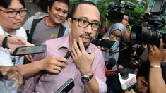 Anggota Komisi V DPR dari Fraksi Partai Amanat Nasional (PAN) Andi Taufan Tiro seusai menjalani pemeriksaan di Gedung KPK, Jakarta, Jumat (12/2). (Liputan6.com/Helmi Afandi)