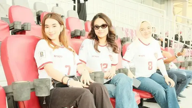 Potret Gaya Istri Pemain Timnas Pratama Arhan dan Witan Sulaeman. [@azizahsalsha_]