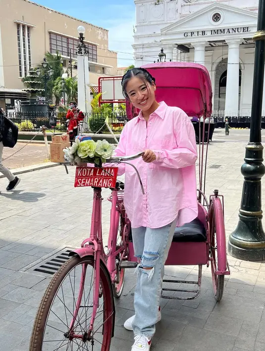 Wanita 31 tahun ini dikenal memiliki gaya fashion yang kekinian sebagai penunjang  tampilan awet mudanya. @haruuuu_chan.