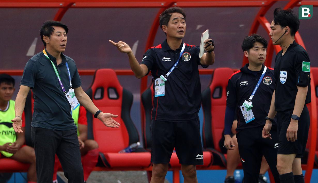 Namun, keputusan wasit ternyata berbeda dengan memberikan bola 'out' kepada Filipina. Shin Tae-yong pun langsung bereaksi atas keputusan tersebut. (Bola.com/Ikhwan Yanuar)