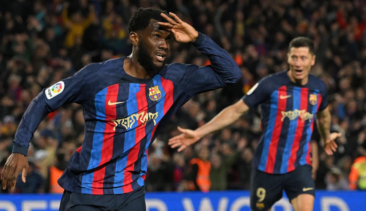 Pemain Barcelona, Franck Kessie melakukan selebrasi setelah mencetak gol kemenangan timnya ke gawang Real Madrid pada laga pekan ke-26 Liga Spanyol 2022/2023 di Camp Nou, Barcelona, Senin (20/03/2023). Blaugrana menang dengan skor 2-1 pada pertandingan yang bertajuk El Classico tersebut. (AFP/Lluis Gene)