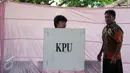 Seorang pria penyandang disabilitas menyobols dibilik suara saat menggunakan hak pilihya dalam Pilkada Putaran kedua di TPS 07 Kelurahan Cawang, Jakarta, Rabu (19/4). (Liputan6.com/Gempur M. Surya)