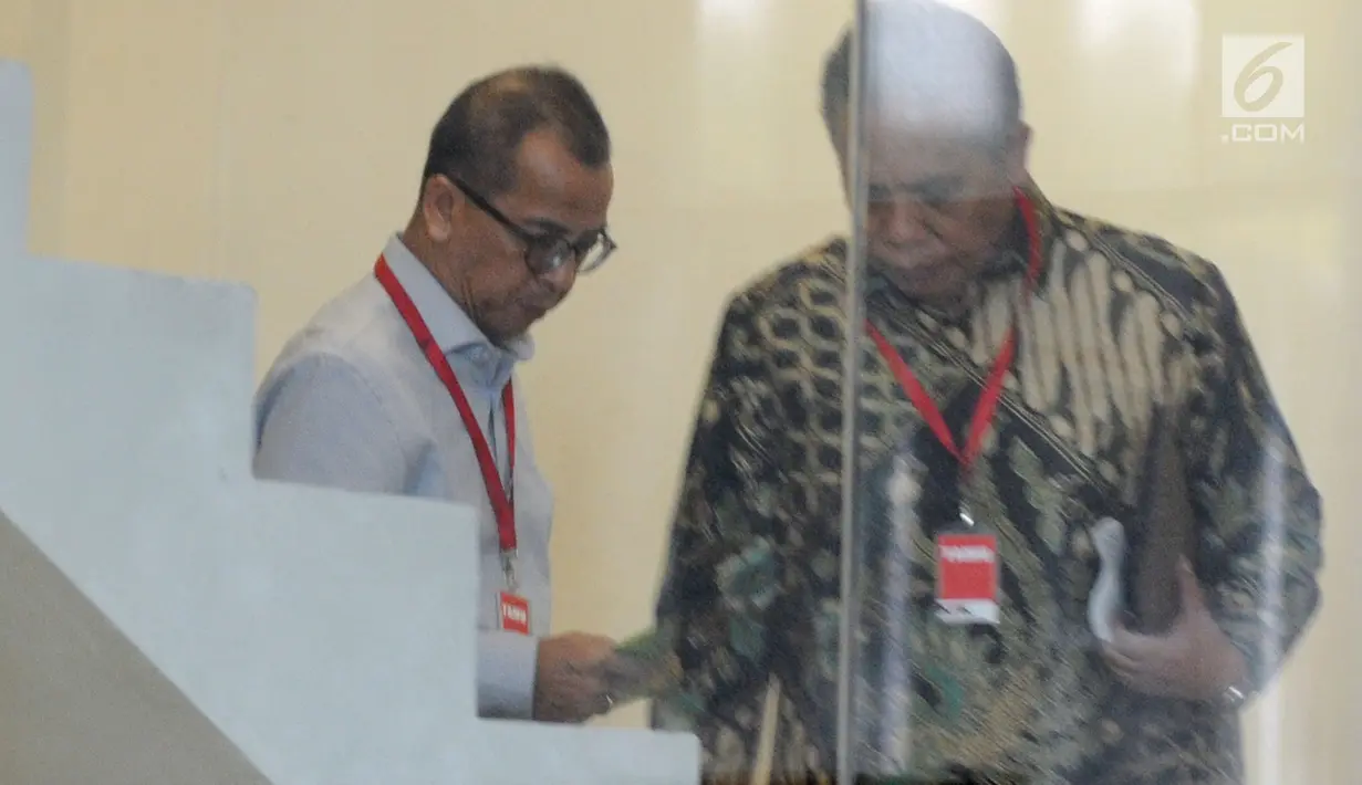 Mantan Dirut PT Garuda Indonesia Emirsyah Satar (kiri) bersiap menjalani pemeriksaan di Gedung KPK, Rabu (7/8/2019). Emirsyah diperiksa sebagai tersangka kasus dugaan suap pengadaan pesawat dan mesin pesawat dari Airbus SAS dan Rolls Royce PLC pada PT Garuda Indonesia. (merdeka.com/Dwi Narwoko)