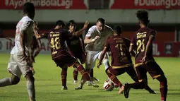 Striker Persija Jakarta, Marko Simic (tengah) berusaha melewati penjagaan sejumlah pemain PSM Makassar dalam laga leg pertama semifinal Piala Menpora 2021 di Stadion Maguwoharjo, Sleman, Kamis (15/4/2021). (Bola.com/Ikhwan Yanuar)