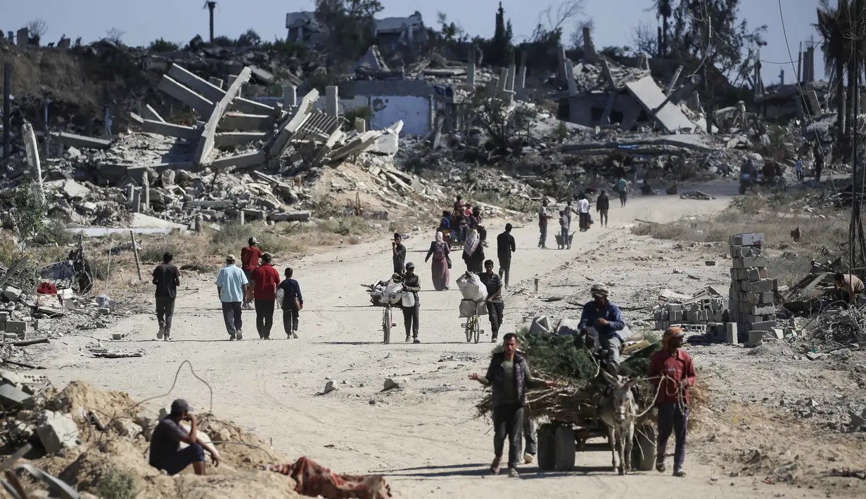 Setelah kesepakatan gencatan senjata antara Israel dan Hamas resmi berlaku, puluhan ribu pengungsi Palestina mulai kembali ke Jalur Gaza, baik ke utara maupun selatan. (Eyad BABA/AFP)