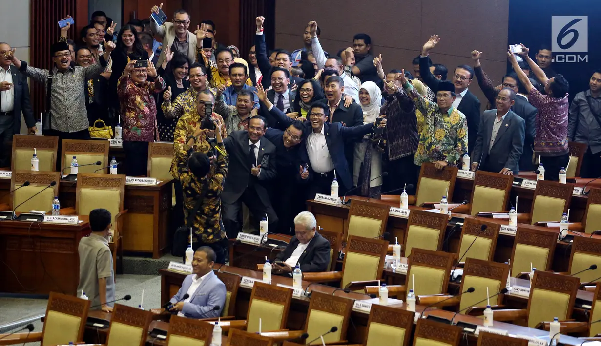 Anggota DPR Fraksi Golkar melakukan koordinasi dan foto bersama sebelum Rapat Paripurna dimulai di Gedung Nusantara II, Komplek Parlemen, Jakarta, Kamis malam (20/7). (Liputan6.com/Johan Tallo)