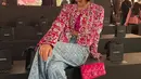Penyanyi Indonesia yang berkarir di Amerika, Niki Zefanya hadir di fashion show Chanel Paris Fashion Week. Ia tampilndenhan vest pink serasi crop top velvet innernya dan sling bag Chanel dipadukan celana denim. [@nikizefanya]