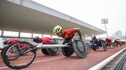 Para atlet atletik memacu kecepatan saat latihan di Stadion Madya Senayan, Jakarta, Selasa (3/10/2018). Latihan ini merupakan persiapan jelang Asian Para Games. (Bola.com/Vitalis Yogi Trisna)