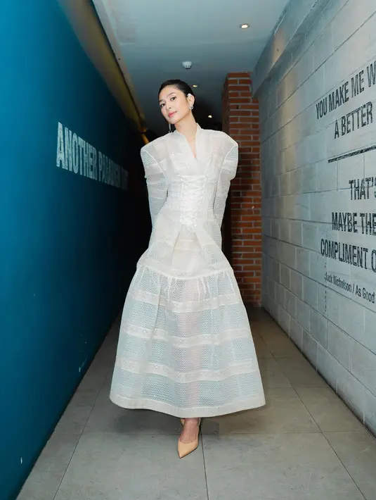 Dress dengan look menerawang ini merupakan koleksi SAPTO DJODJOKARTIKO Spring Summer 2023. [@miktambayong]