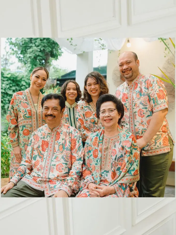 6 Inspirasi Baju Sarimbit Keluarga untuk Lebaran 2024 dari Ayu Ting Ting hingga Tya Ariestya