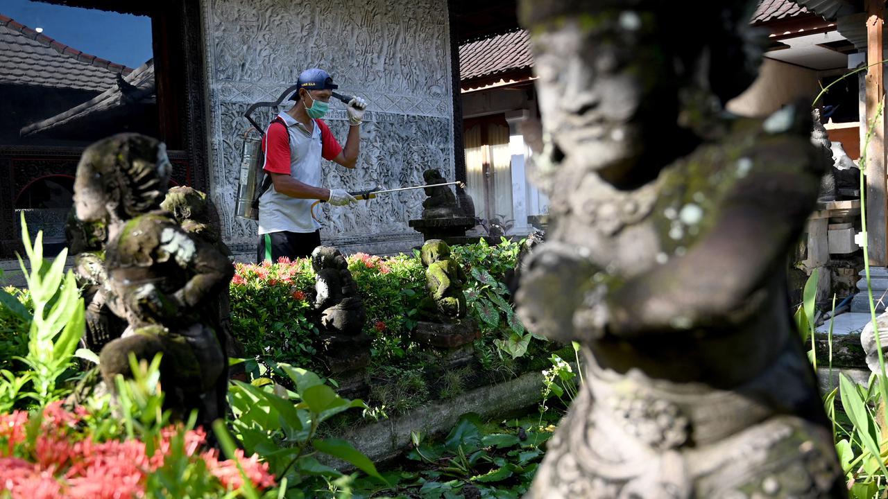 Petugas Semprot Disinfektan di Kawasan Wisata Sanur