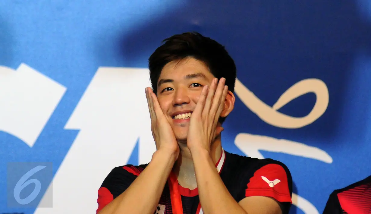 Ganda putra Korsel, Lee Yong Dae menutup wajah saat berada di podium kemenangan usai menumbangkan Chai Biao/Hong Wei (Tiongkok) 13-21, 21-13, 21-16 di final BCA Indonesia Open 2016, Jakarta, Minggu (5/6/2016). (Liputan6.com/Helmi Fithriansyah)