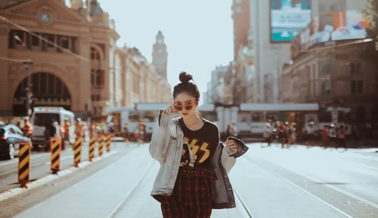 Febby Rastanty, gadis cantik alumni Universitas Indonesia jurusan Fakultas Hukum ini menjadi aktris yang tak diragukan lagi pengalaman aktingnya. Ia telah beberapa kali membintangi film maupun sinetron. (Liputan6.com/IG/@febbyrastanty)