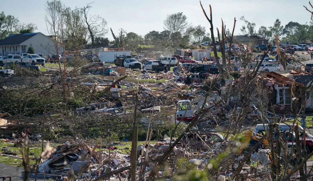 Puing-puing dan rumah-rumah yang rusak terlihat setelah tornado menghantam London, Kentucky, Amerika Serikat pada 17 Mei 2025. (Allison Joyce/AFP)