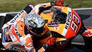 Desain helm Marc Marquez dengan warna dominan putih ini dipakai saat latihan bebas MotoGP Jepang di Sirkuit Motegi, Jepang, (14/10/2016). (AFP/Toshifumi Kitamura)