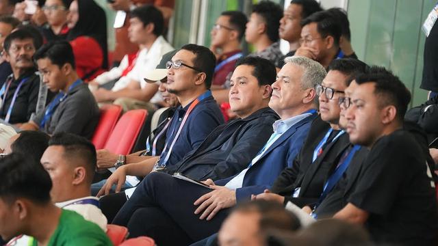 Ketua PSSI, Erick Thohir, menonton laga Persija Jakarta kontra Persebaya Surabaya bersama Direktur Proyek Strategis Kemitraan dan Media FIFA, Theodore Giannikos.