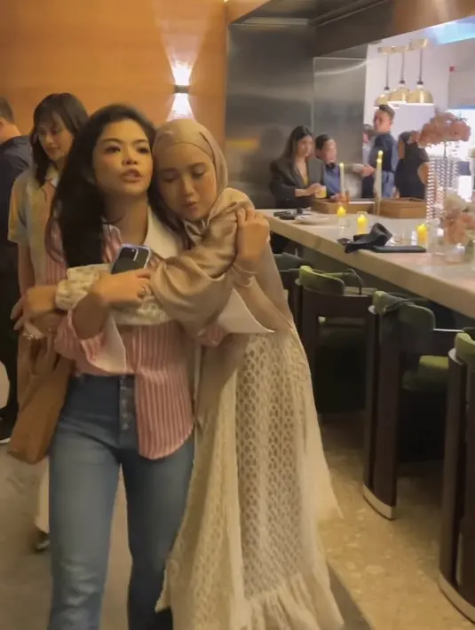 Istri Menteri Pemuda dan Olahraga, Niena Kirana juga hadir dengan pakaian kasual mengenakan kemeja bergaris pink dipadukan celana denim.  [@chafrederica]