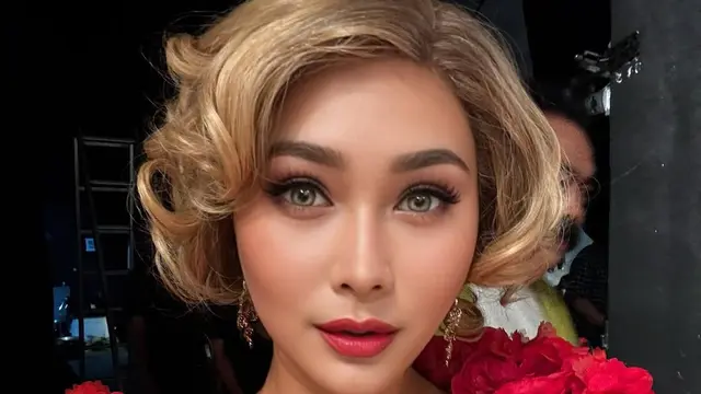 5 Gaya Makeup dan Fashion Cetar Inul Daratista di Atas Panggung, Bikin Salfok