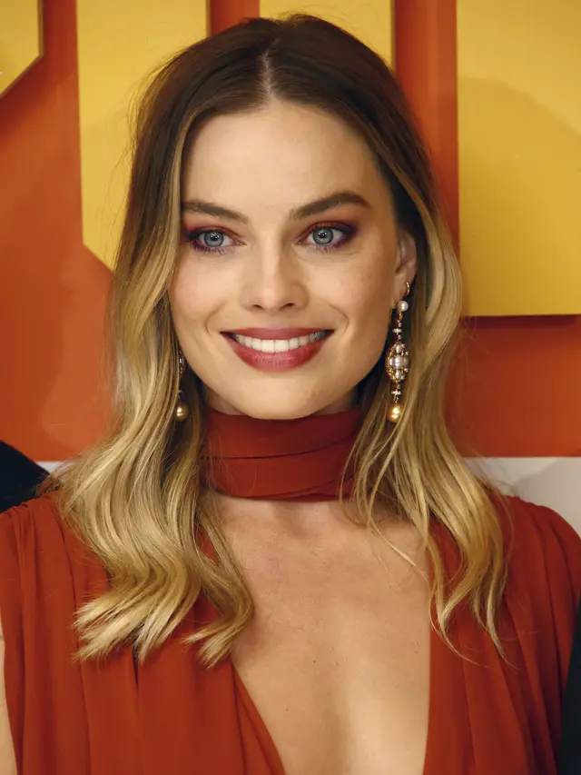 Margot Robbie Tampil Seksi Bergaun Oranye Tipis di London