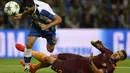 Pemain Porto, Felipe (kiri) menghalau bola dari kejaran pemain AS Roma, Edin Dzeko pada leg pertama  playoff Liga Champions 2016-2017 di Estadio Do Dragao, Kamis (18/8/2016) dini hari WIB. (AFP/Miguel Riopa)