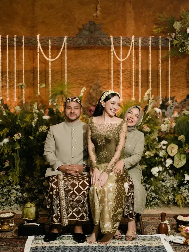 6 Potret Siraman dan Pengajian Amanda Zahra yang Baru Terungkap, Tampil Menawan