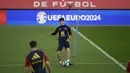 Gelandang Spanyol Gavi menghadiri sesi latihan menjelang laga kualifikasi grup A UEFA Euro 2024 melawan Norwegia di stadion La Rosaleda, Malaga, Jumat (24/3/2023). (Photo by CRISTINA QUICLER / AFP)