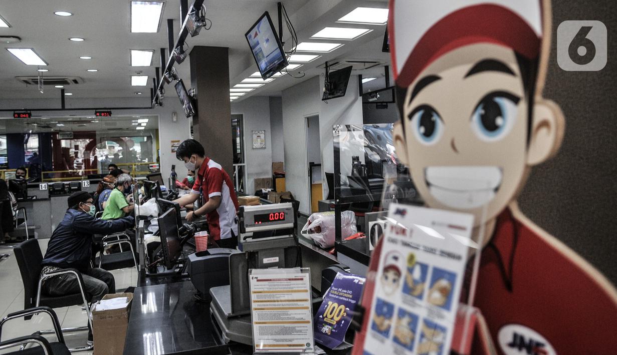 Petugas melayani warga yang akan mengirimkan paket melalui jasa ekspedisi JNE di Tomang, Jakarta, Selasa (29/12/2020). Peningkatan jasa ekspedisi terjadi seiring kian maraknya warga yang membeli barang melalui e-commerce. (merdeka.com/Iqbal S. Nugroho)