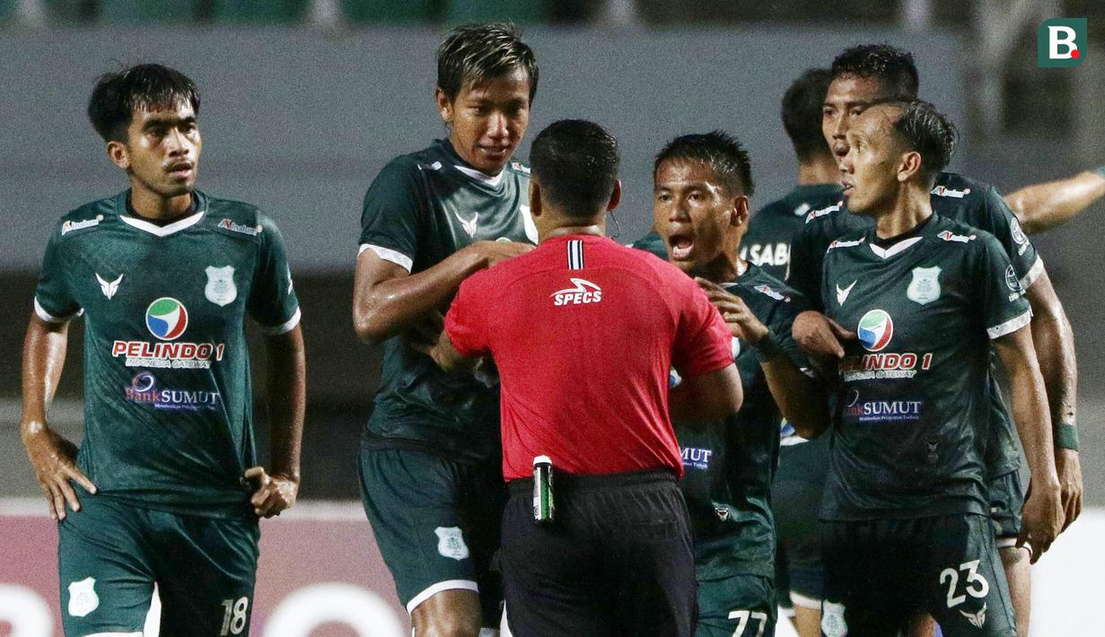 Namun keputusan wasit yang tak meniup peluit pelanggaran dan mensahkan gol Dwi Raffi Angga itu membuat para pemain PSMS Medan murka dan memprotes keras wasit. (Bola.com/Ikhwan Yanuar)