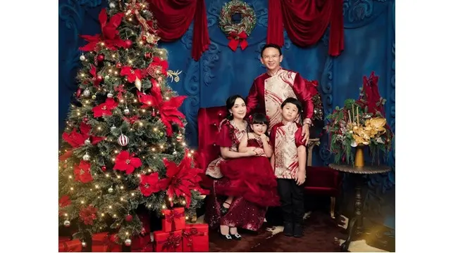 8 Pemotretan Keluarga Publik Figur Bertema Natal Ini Memukau, Penuh Keceriaan