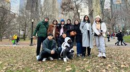 Menariknya, selama di sana ia sempat bertemu dengan Ari Lasso sekeluarga yang juga berlibur. Mereka bertemu dan bermain di Central Park. Meski demikian, Ahmad Dhani tidak ada di tengah-tengah mereka. Mulan sendiri tak menjelaskan alasan Dhani tidak ikut.(Liputan6.com/IG/@mulanjameela1)