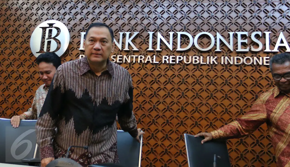 Gubernur Bank Indonesia (BI) Agus Martowardojo (batik hitam) saat akan memberikan keterangan pers di Jakarta,(19\8). Hasil Rapat Dewan Gubernur BI mencatat triwulan II 2016  mempertahankan 7 days Repo Rate sebesar 5,25 persen. (Liputan6.com/Angga Yuniar)