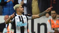 Gelandang Newcastle United, Bruno Guimaraes berselebrasi setelah mencetak gol ke gawang Arsenal selama pertandingan Liga Inggris di St James' Park di Newcastle-upon-Tyne, Inggris (17/5/2022). Newcastle United menang atas Arsenal 2-0. (AFP/Oli Scarff)
